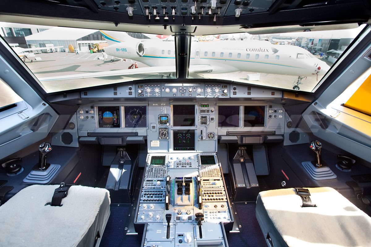 Airbus ACJ318 cockpit