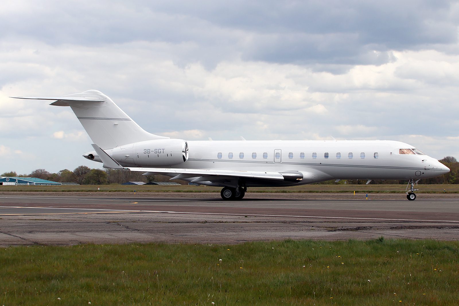 Bombardier Global 5500 in the runway