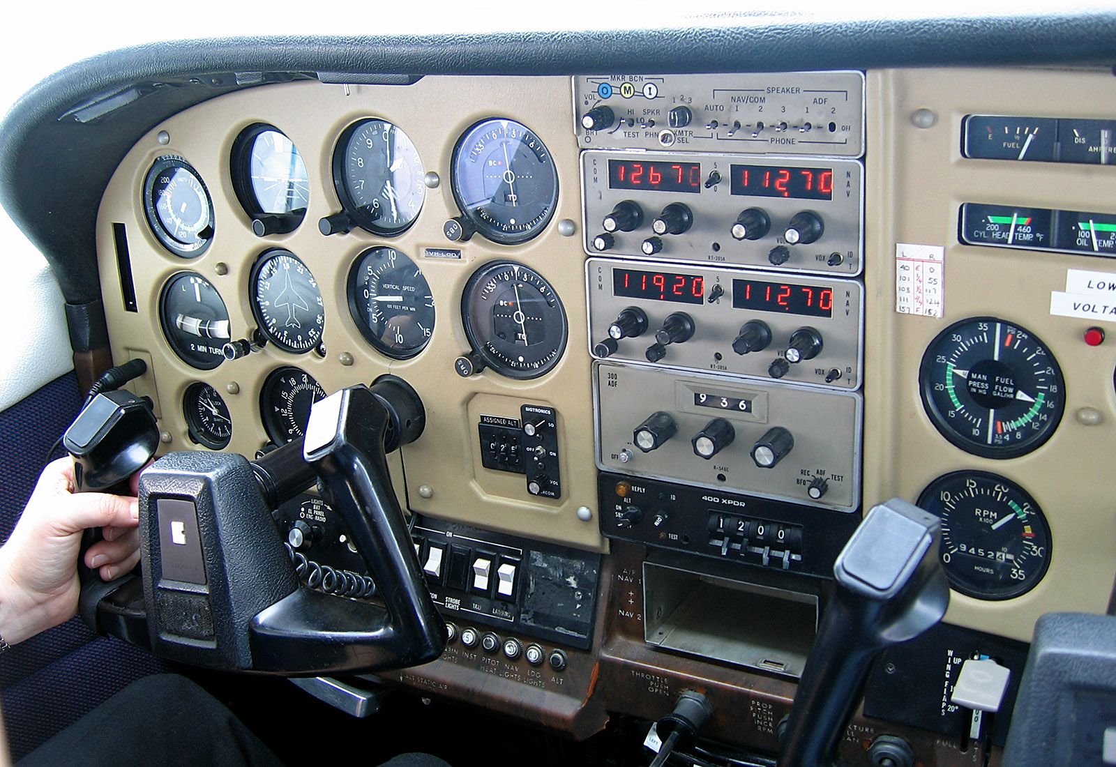 essna T206H Stationair cockpit