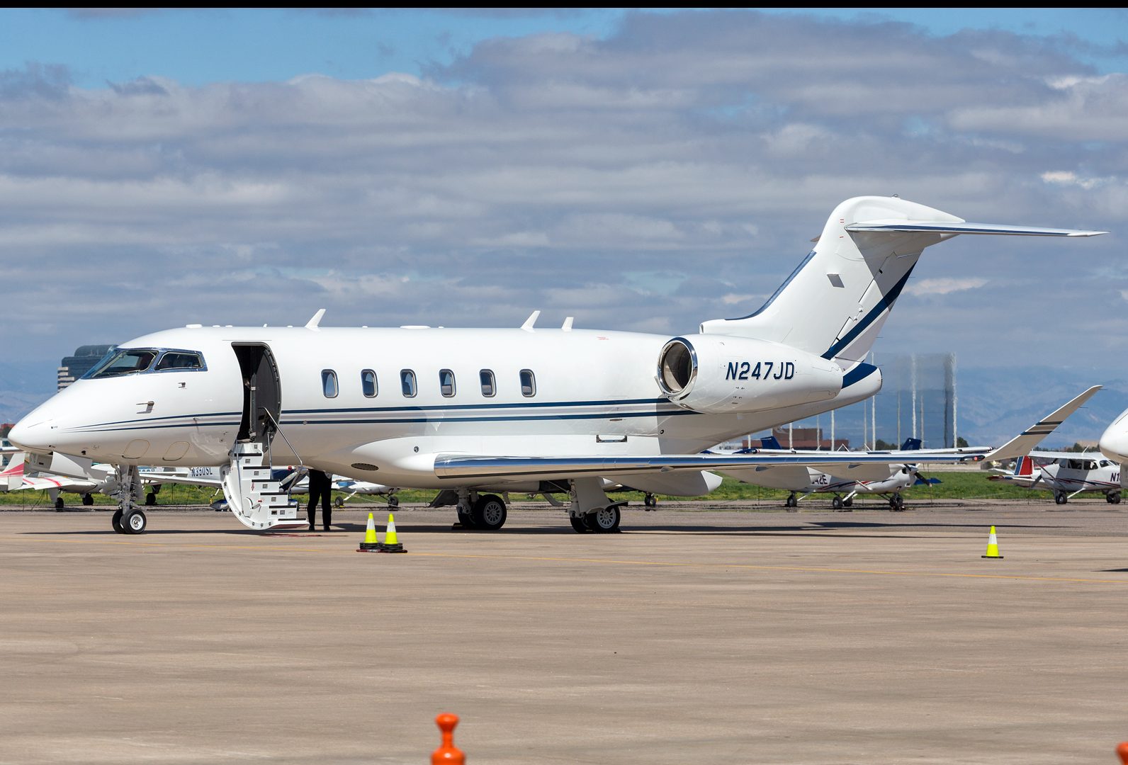 bombardier challenger 350 parked