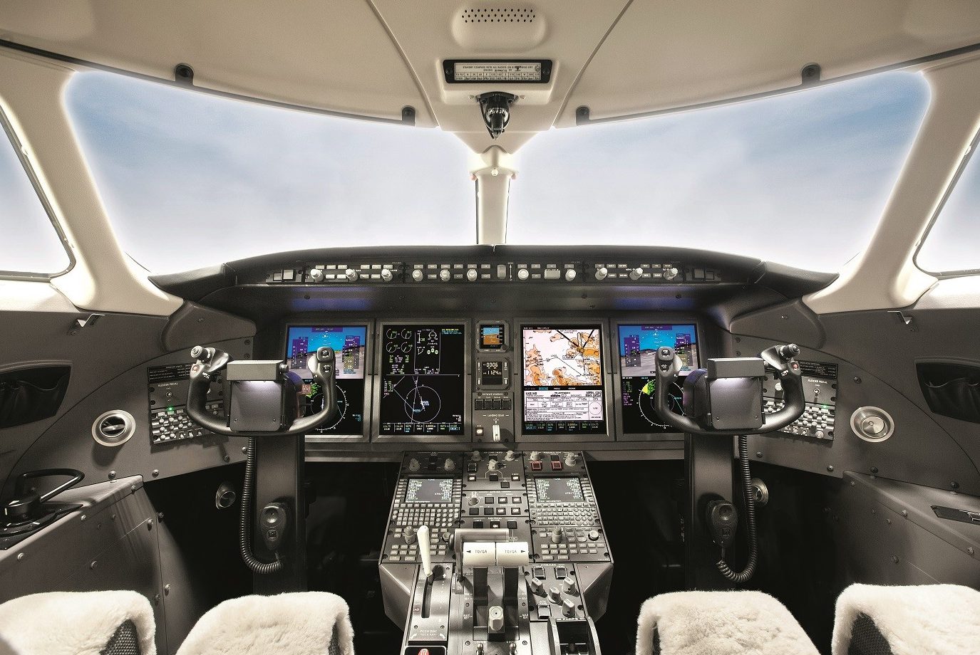 bombardier challenger 350 cockpit 