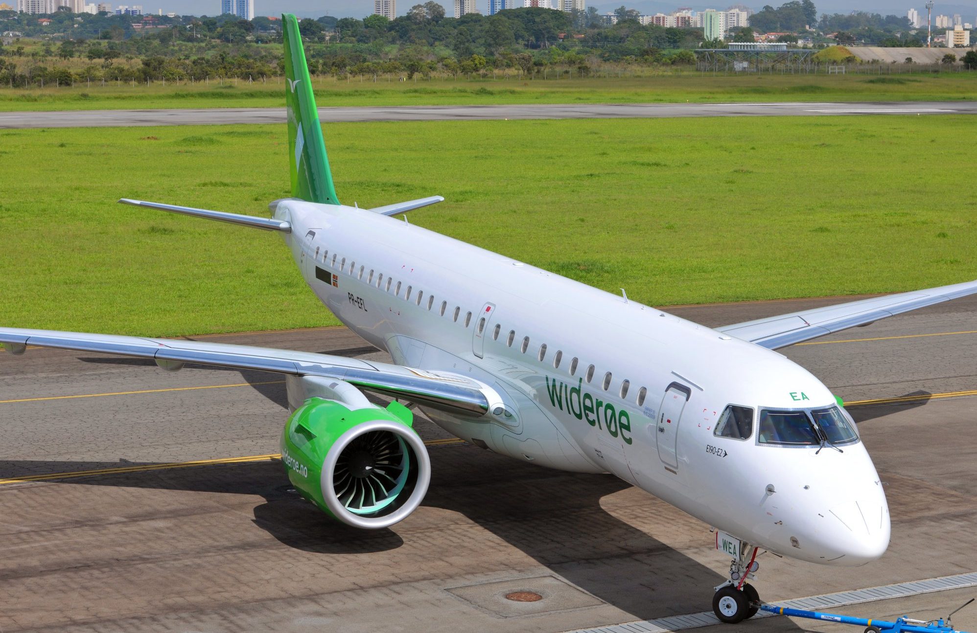 Embraer E2 side view