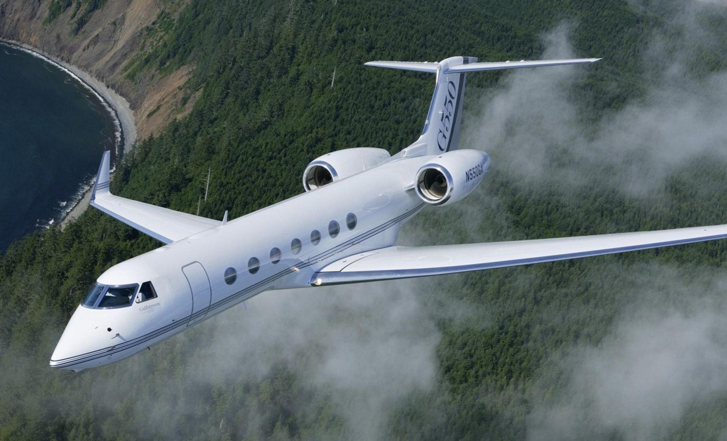 Gulfstream G550 in flight