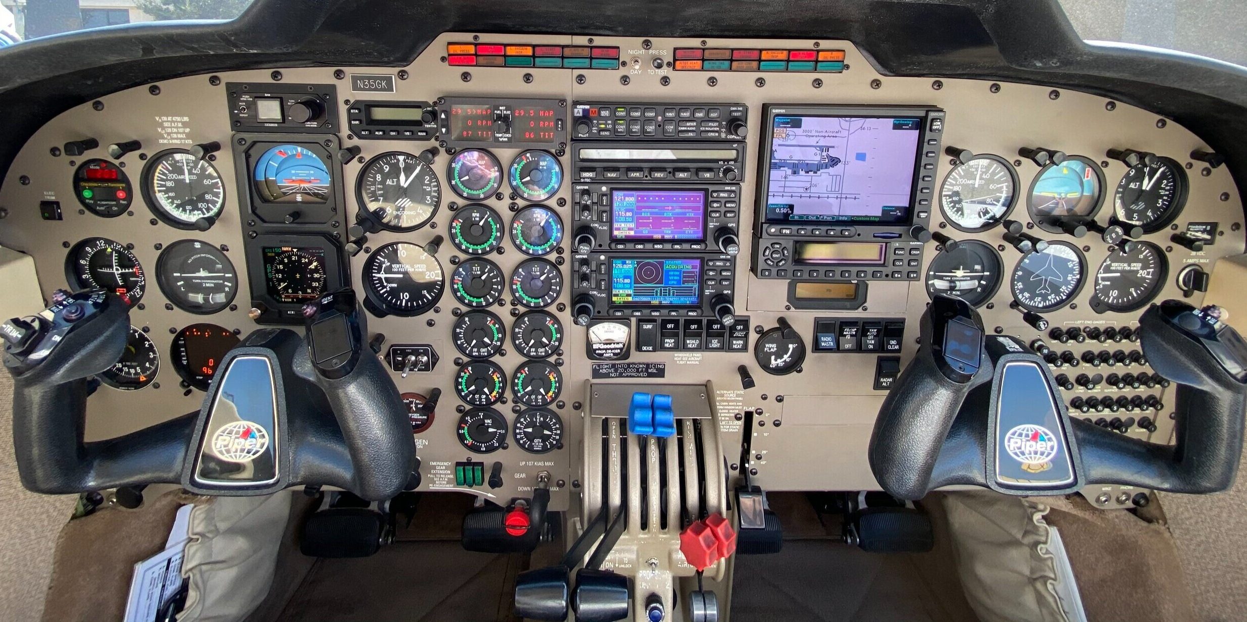 Piper Seneca V cockpit