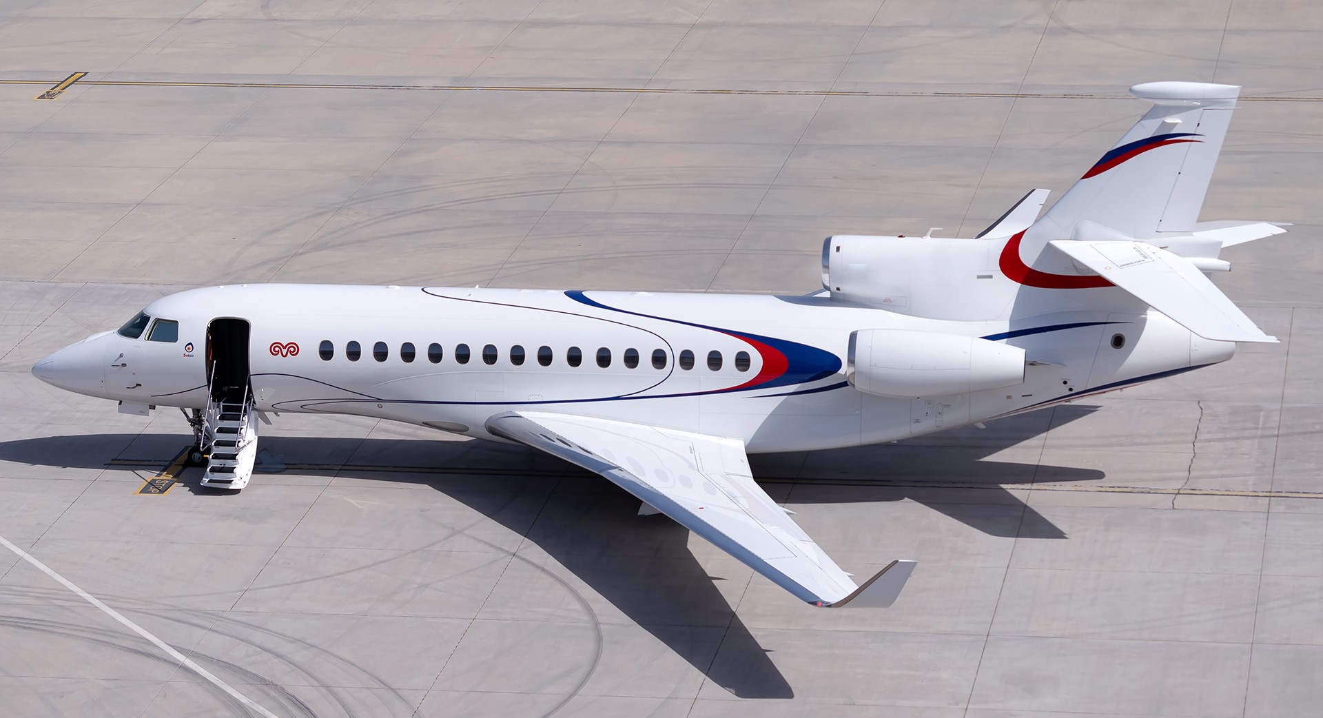 Side view falcon 8x 