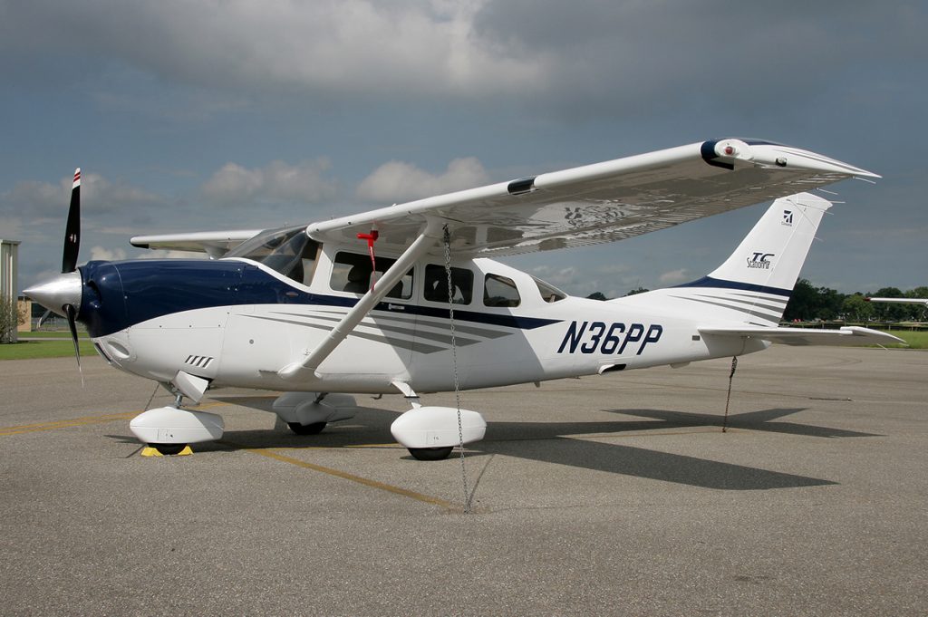 essna T206H Stationair side view